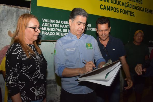 Prefeitura de Cuiab | Prefeito Emanuel Pinheiro assina ordem de servio para reconstruo da EMEB Esmeralda de Campos Fontes