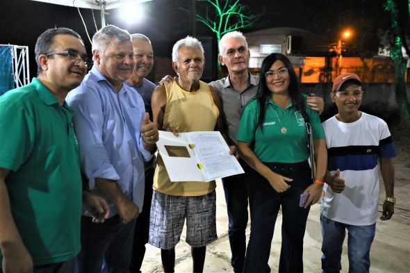 Prefeitura de Cuiab | Moradores do Praeirinho comemoram posse definitiva e fazem planos