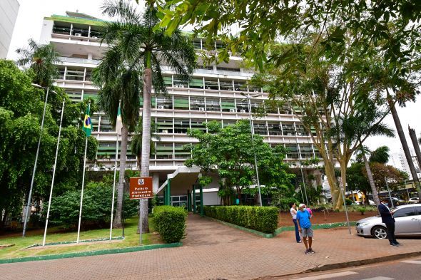 Prefeitura de Cuiab | Prefeito Emanuel Pinheiro antecipa salrio de dezembro para esta quinta-feira (28) e injeta mais de R$110 milhes na economia