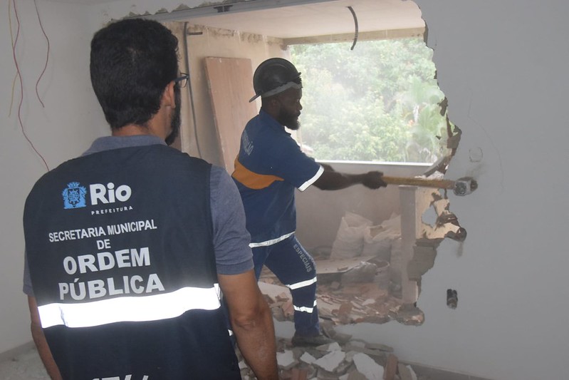 Seop e Ministério Público fazem a demolição de prédio construído ilegalmente na Ilha da Gigoia - Prefeitura da Cidade do Rio de Janeiro
