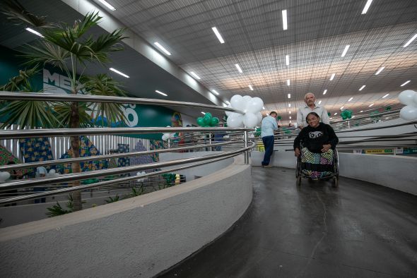 Prefeitura de Cuiab | Aps chuva e ventania, Secretaria de Obras aciona empresa para realizar reparo em forro