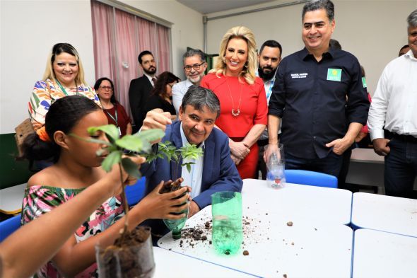 Prefeitura de Cuiab | Ministro revela que Governo Federal planeja voltar a investir nos CRAS, durante visita unidade do Novo Colorado em companhia do prefeito, da primeira-dama e do deputado Emanuelzinho