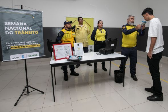 Prefeitura de Cuiab | Na Semana Nacional do Trnsito, agentes da Semob realizam aes orientativas e explicam o funcionamento do bafmetro