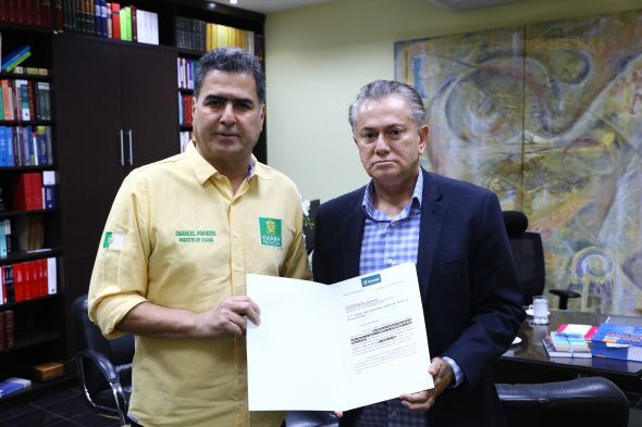 Prefeitura de Cuiab | Prefeito entrega ao desembargador Orlando Perri os documentos que apontam um rombo de cerca de 190 milhes na sade pblica causado pelo gabinete de interveno