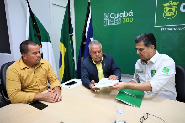 Prefeitura de Cuiab | Prefeito entrega ao presidente da Cmara de Cuiab documentos com evidncias de rombo de R$ 183 milhes, cometido pelo gabinete de interveno