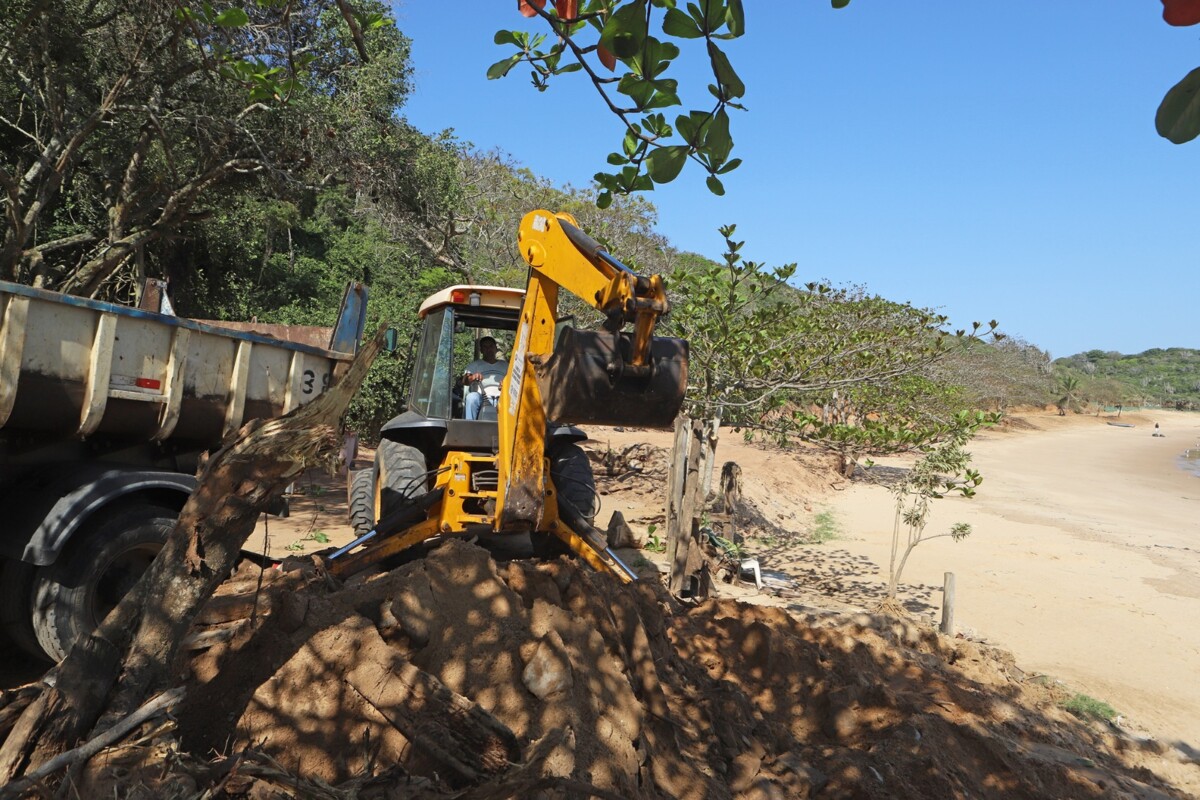 Prefeitura recomenda cautela a usuários da Praia da Tartaruga devido a maquinário pesado no local