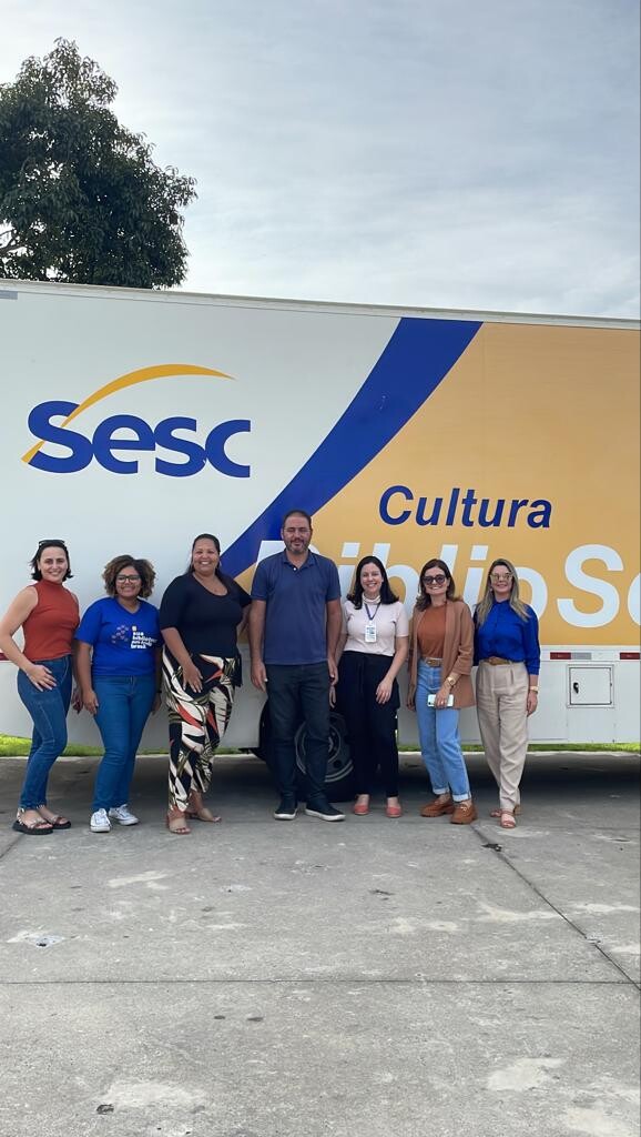 Secretaria de Educação visita biblioteca itinerante no bairro Rasa