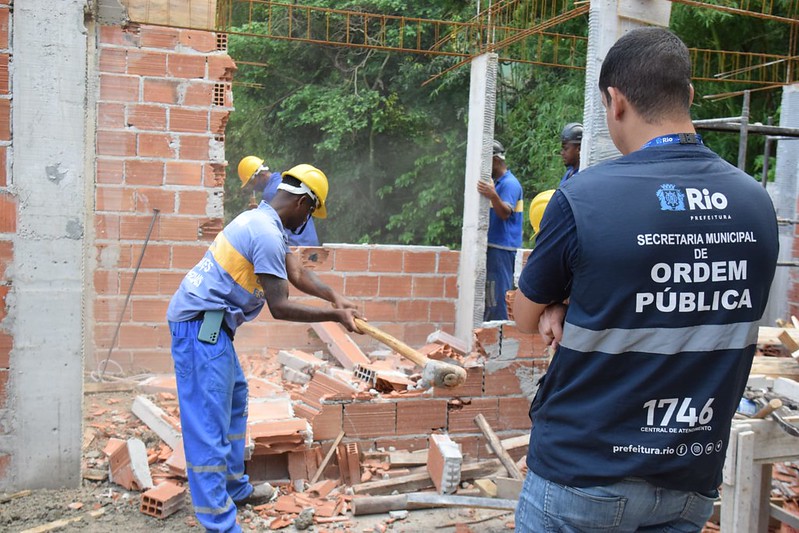 Secretaria de Ordem Pública realiza demolição de construções irregulares em área de luxo no Joá - Prefeitura da Cidade do Rio de Janeiro