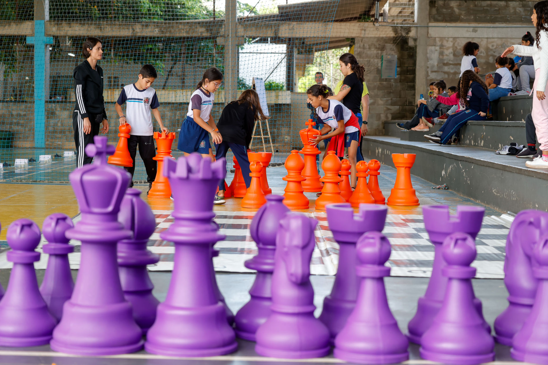 Com muita animação e concentração, xadrez reúne as crianças para festival na escola