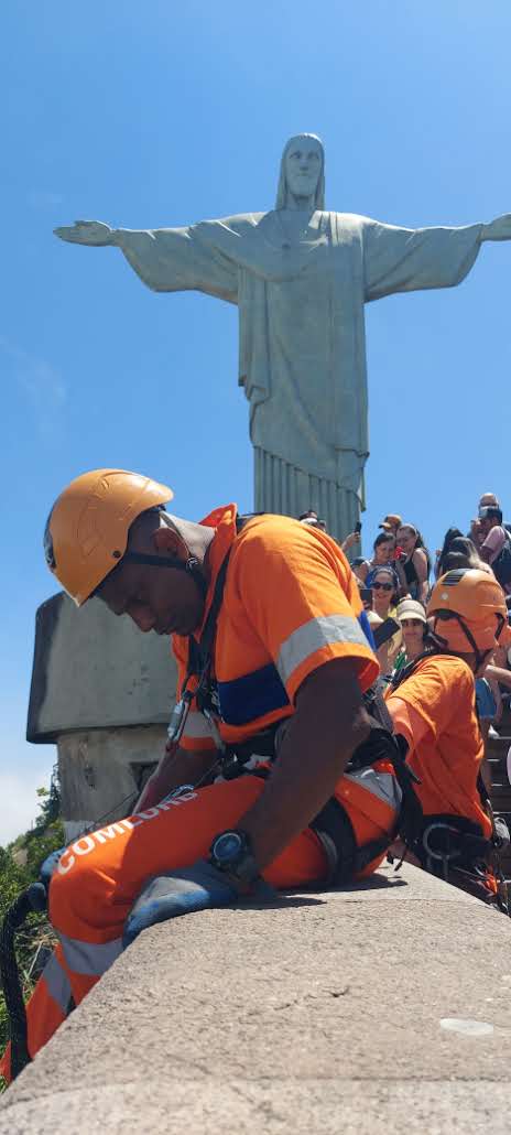 Comlurb limpa encosta do Cristo Redentor com garis alpinistas - Prefeitura da Cidade do Rio de Janeiro