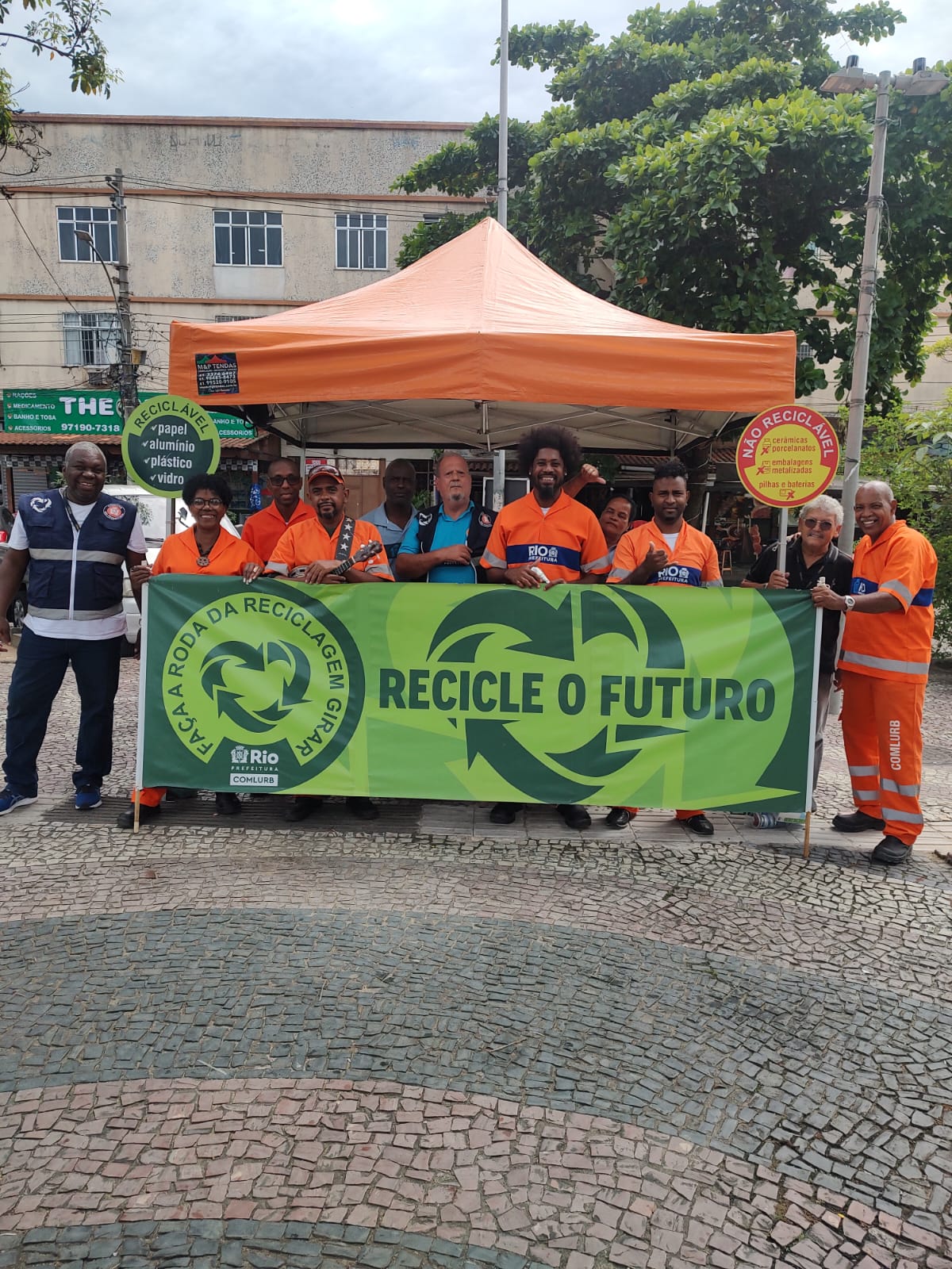 Comlurb promoveu neste sábado campanha de incentivo à coleta seletiva na Praça Mato Grosso, em Irajá - Prefeitura da Cidade do Rio de Janeiro