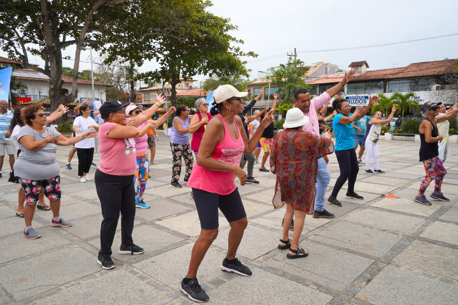 Dezenas de idosos participam da ação itinerante do CCI na Praça Santos Dumont em Búzios
