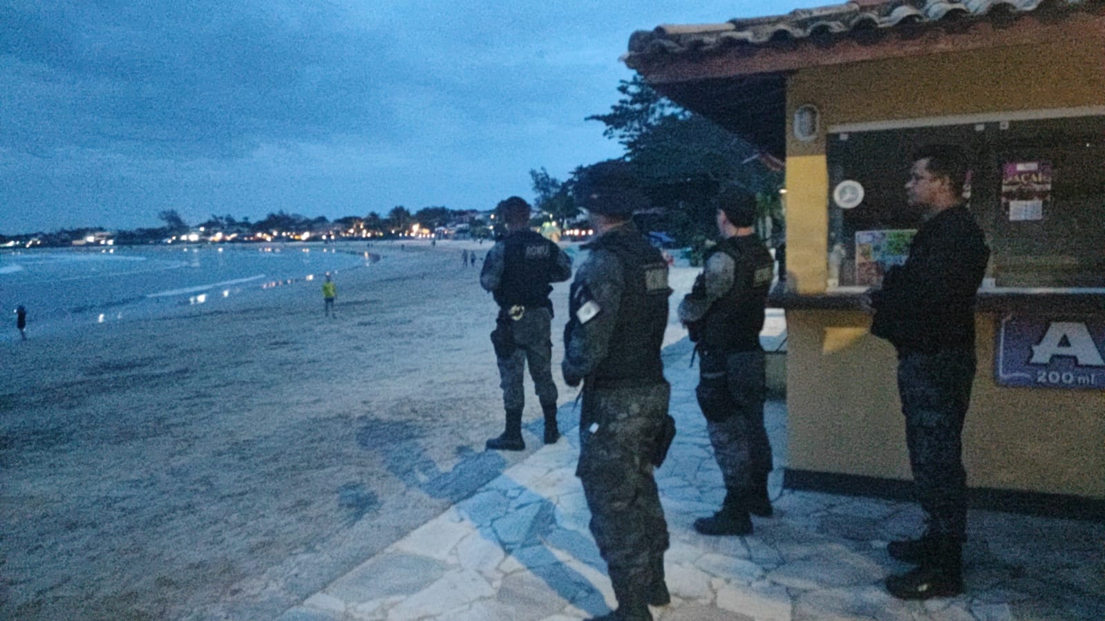 Guarda Municipal de Búzios intercepta veículo que trafegava na areia da Praia de Geribá
