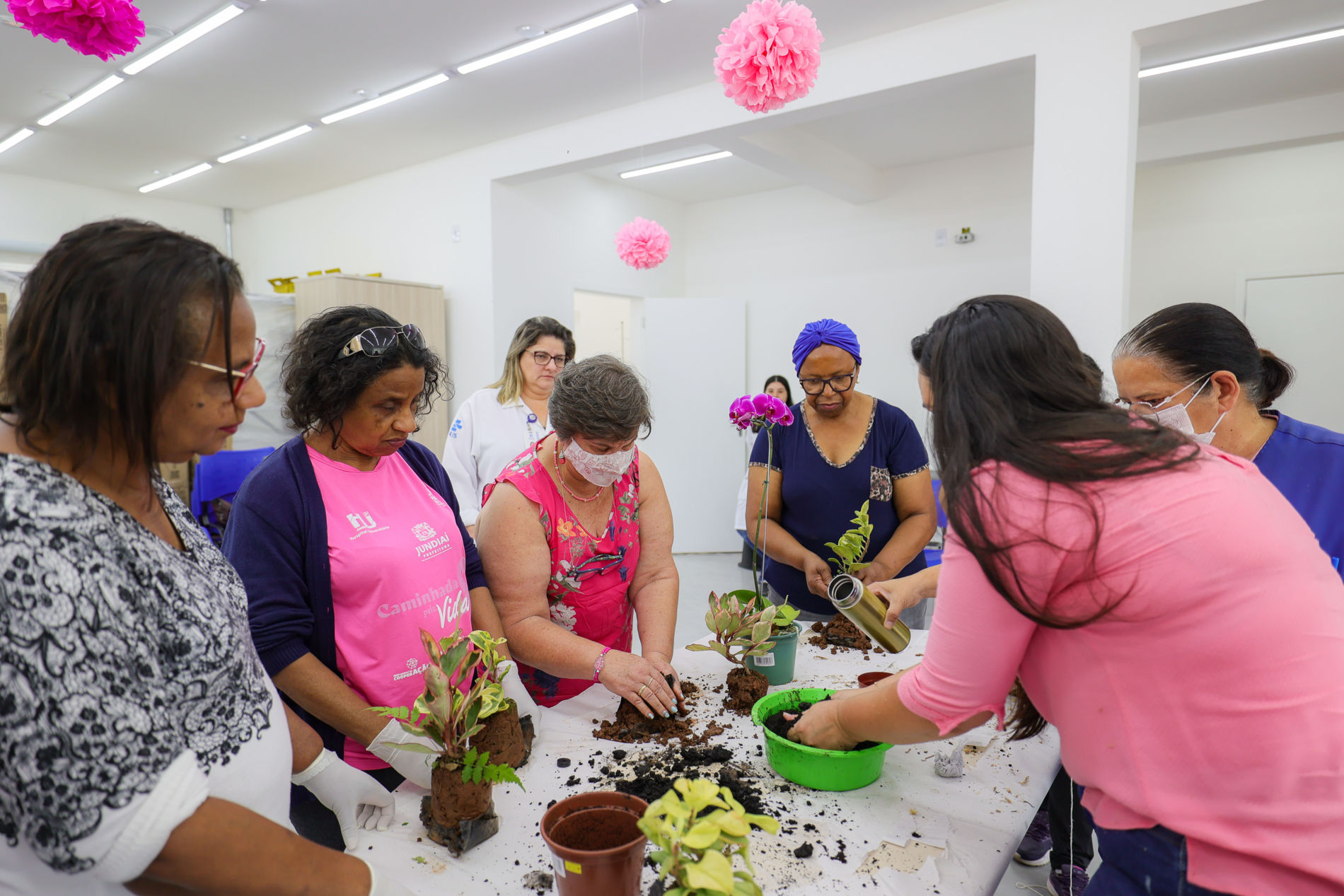 Outubro Rosa: evento na UBS Sarapiranga teve orientação e confecção de kokedama