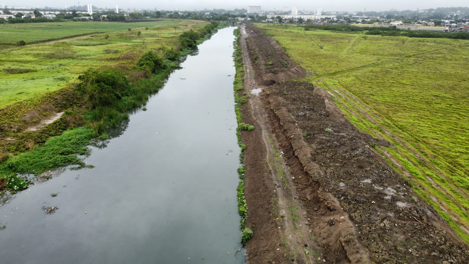 Prefeitura conclui serviços de limpeza e desassoreamento no Canal do Itá, em Santa Cruz - Prefeitura da Cidade do Rio de Janeiro