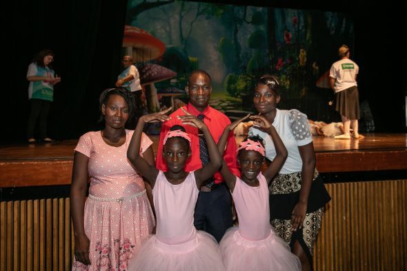 Prefeitura de Cuiab | Especial Espetculo Siminina: Pais haitianos se encantam com apresentao artstica das filhas