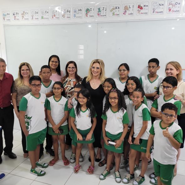 Prefeitura de Cuiab | Primeira-dama Mrcia Pinheiro entrega culos a estudantes da EMEBC Prof. Hilda Caetano