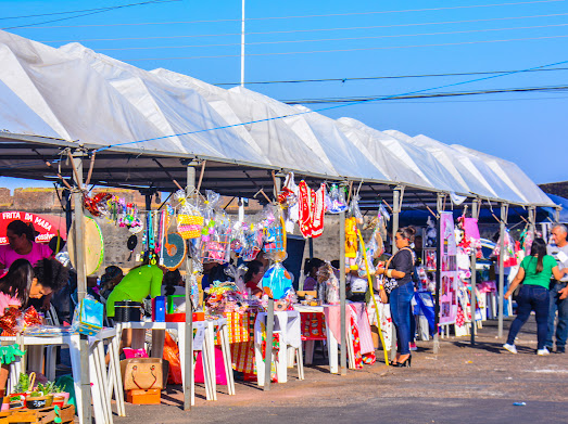 1ª Feira Empreendedora da Assistência Social com produtos artesanais movimenta centro comercial e garante renda extra
