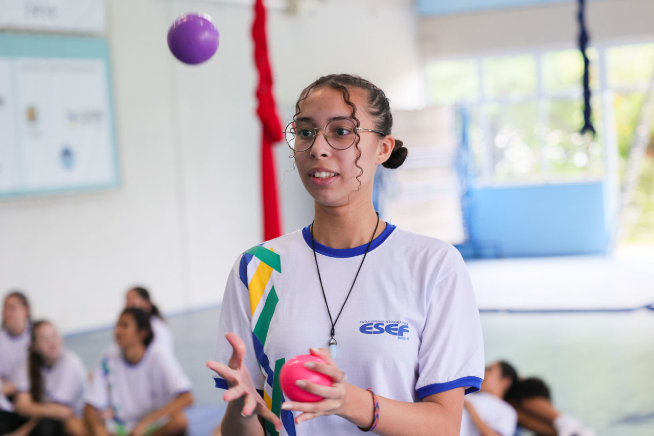Casa Civil articula projeto piloto que oferta aula de artes circenses a alunos de escola estadual