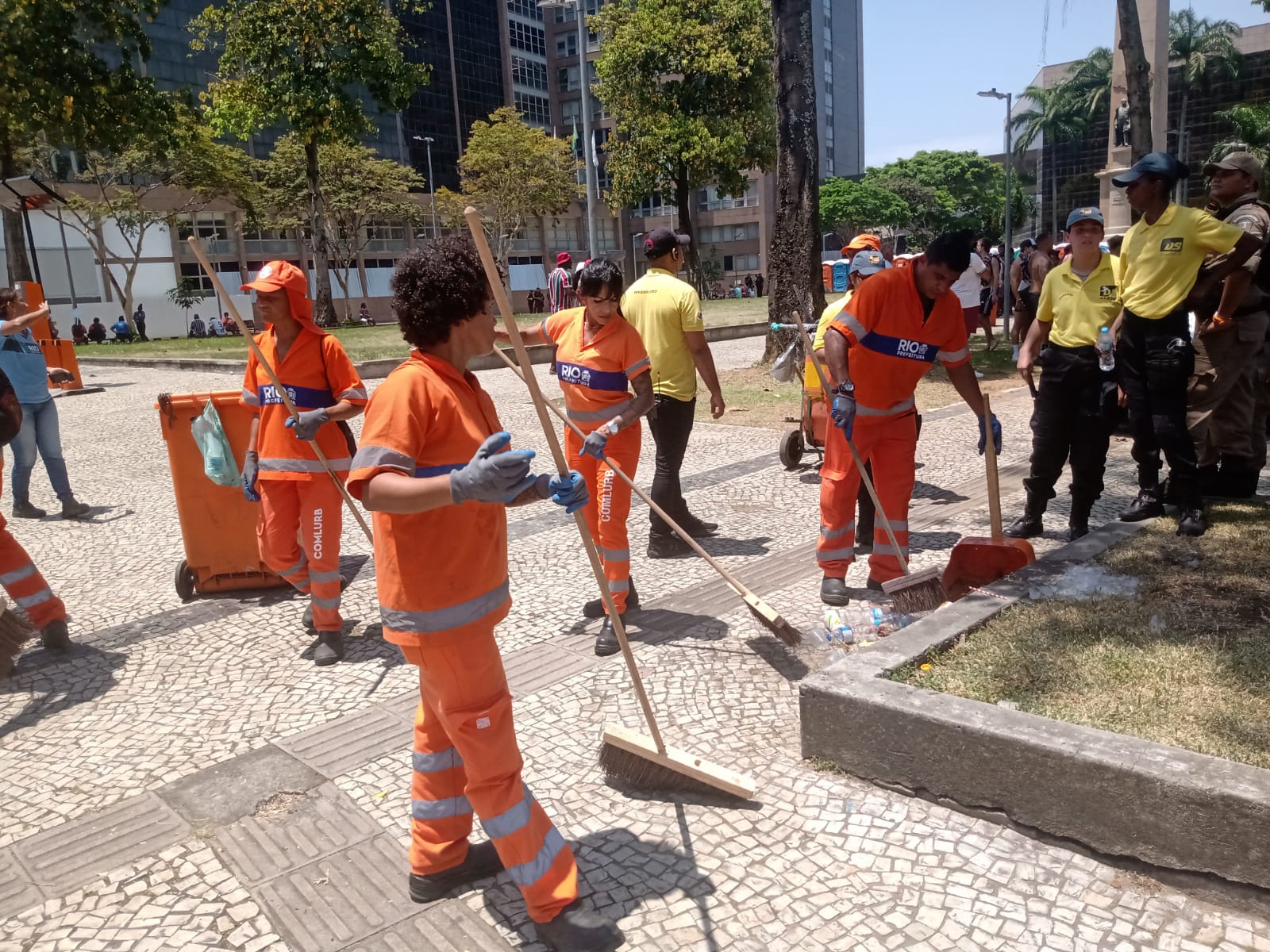 Comlurb recolhe 13,3 toneladas de resíduos no trajeto de recepção do time do Fluminense - Prefeitura da Cidade do Rio de Janeiro