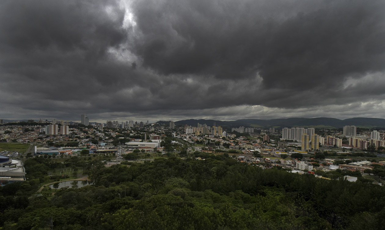 Defesa Civil do Estado mantém alertas para ventos, chuva e granizo até domingo (19)