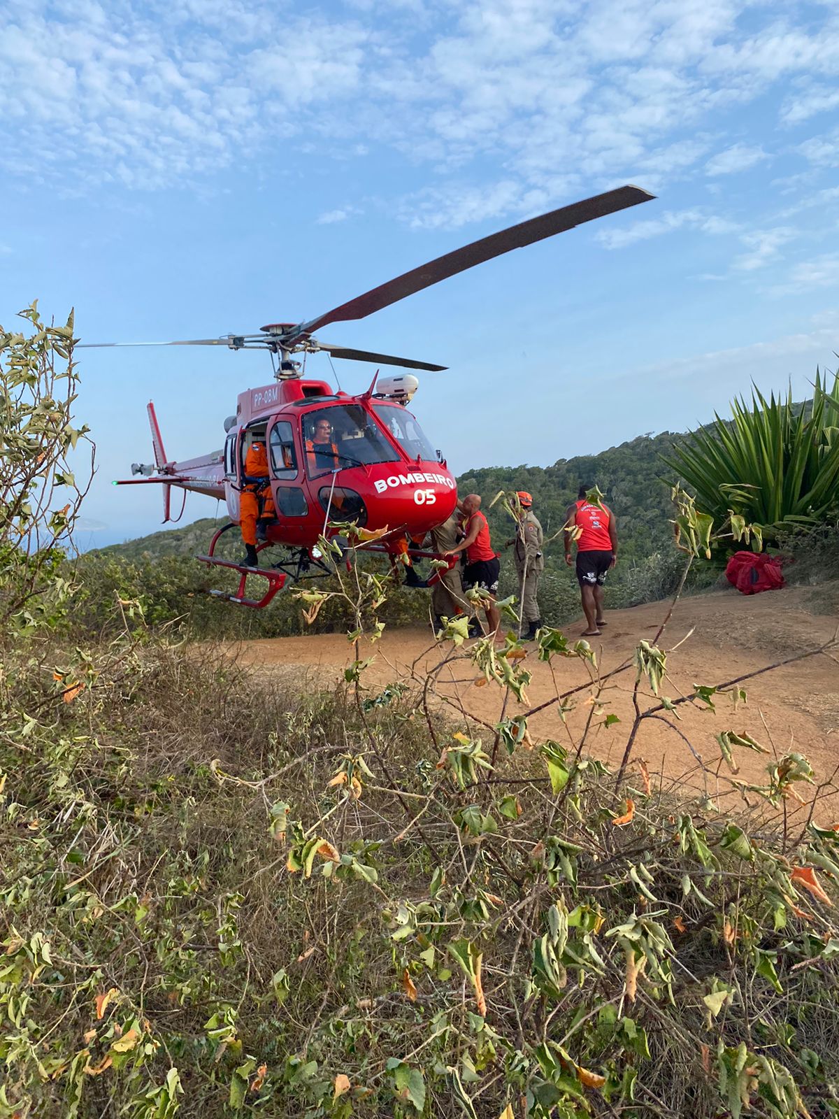 Guarda-vidas de Búzios presta primeiros socorros e aciona Corpo de Bombeiro para socorrer senhora que teve fratura exposta ao escorregar da trilha Brava/Olho do Boi