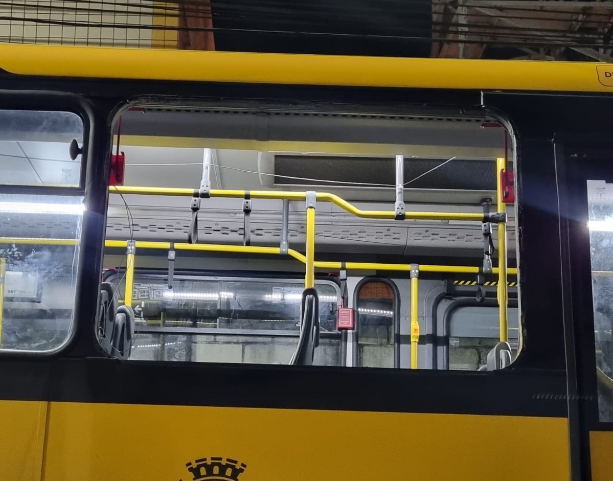 Guardas municipais e agentes do BRT Seguro prendem dois homens e apreendem dois adolescentes por vandalismo em ônibus do BRT, na Barra da Tijuca - Prefeitura da Cidade do Rio de Janeiro