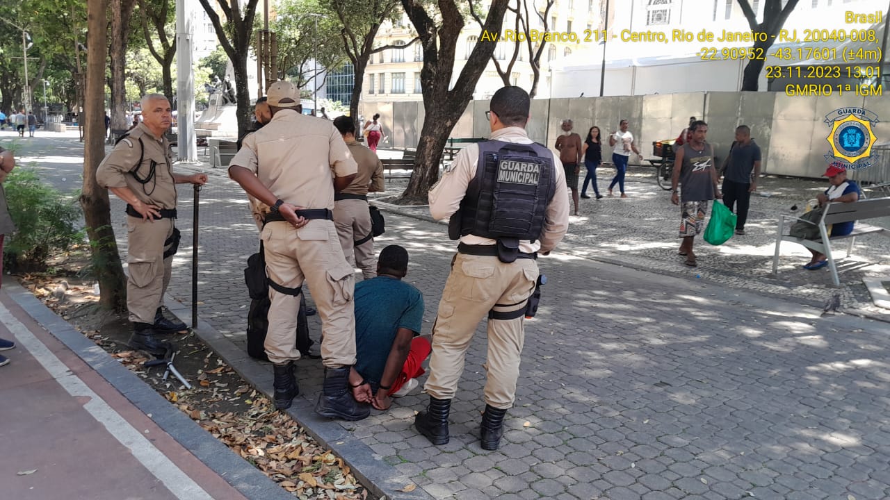 Guardas municipais prendem homem na Cinelândia por tentativa de homicídio - Prefeitura da Cidade do Rio de Janeiro
