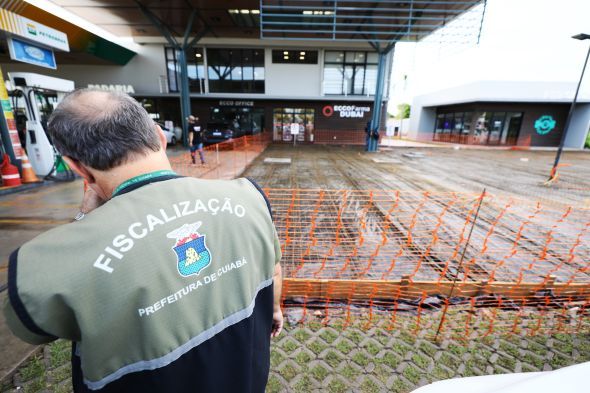 Prefeitura de Cuiab | Secretaria de Ordem Pblica embarga obra de concretagem externa em posto de combustvel em Cuiab