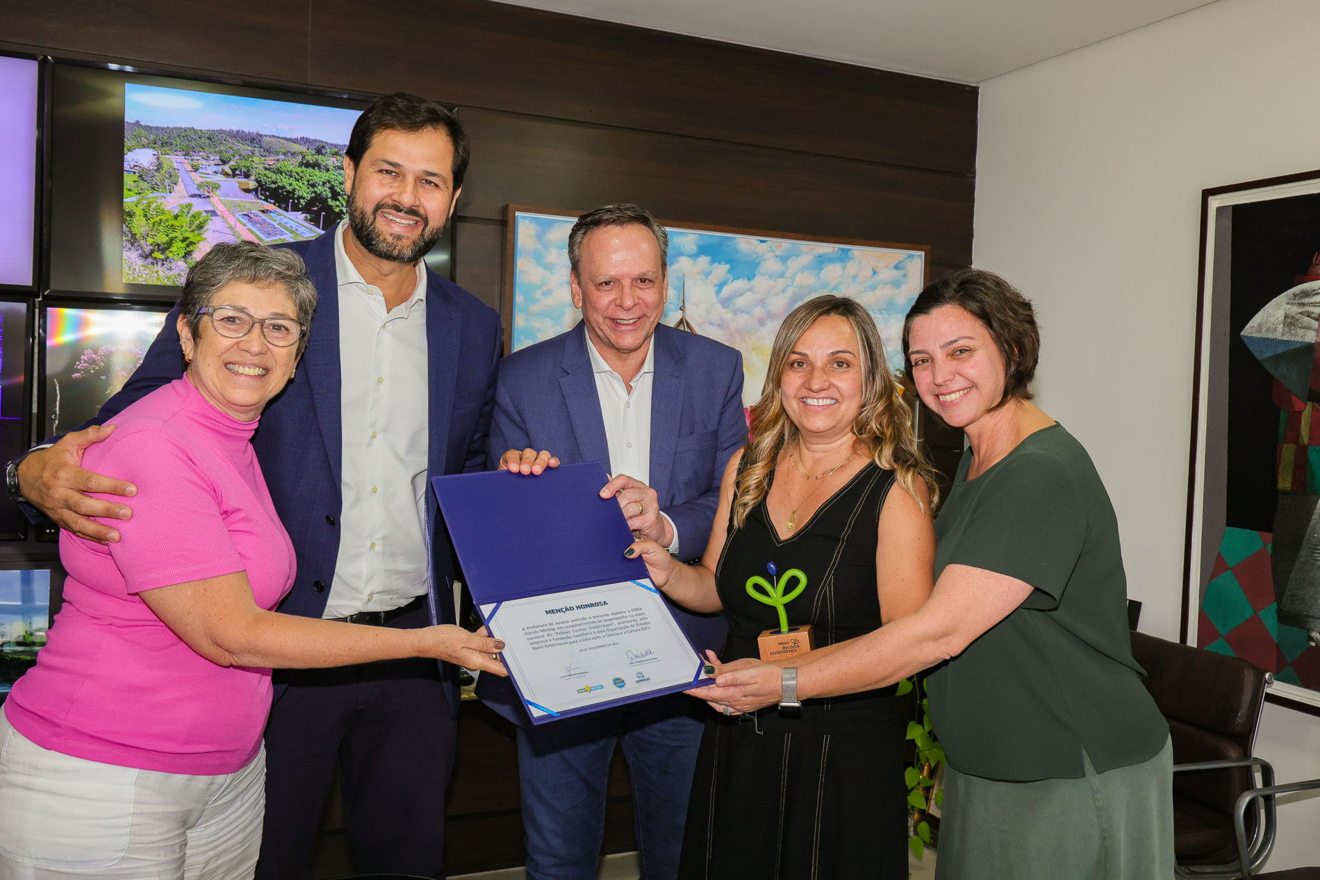 Prefeitura homenageia Emeb Flórida Mestag por premiação nacional de sustentabilidade