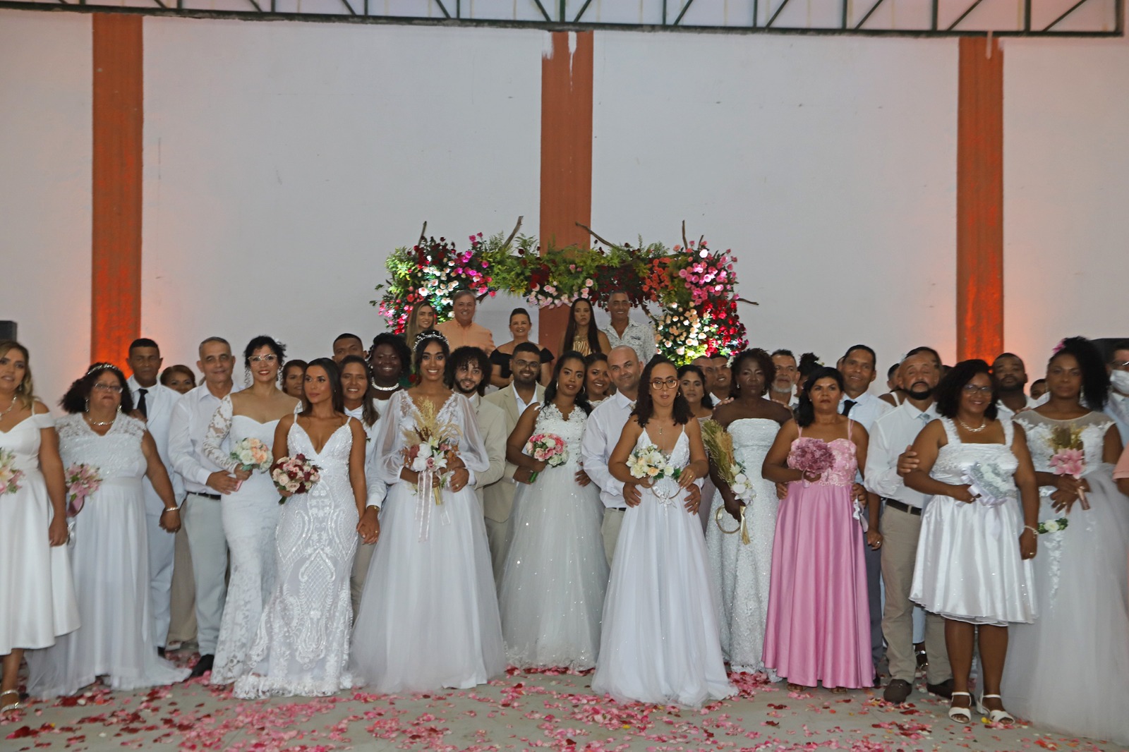 Casamento Comunitário de Búzios: Muita emoção e glamour na cerimônia ecumênica realizada pela Celebrante de Casamentos