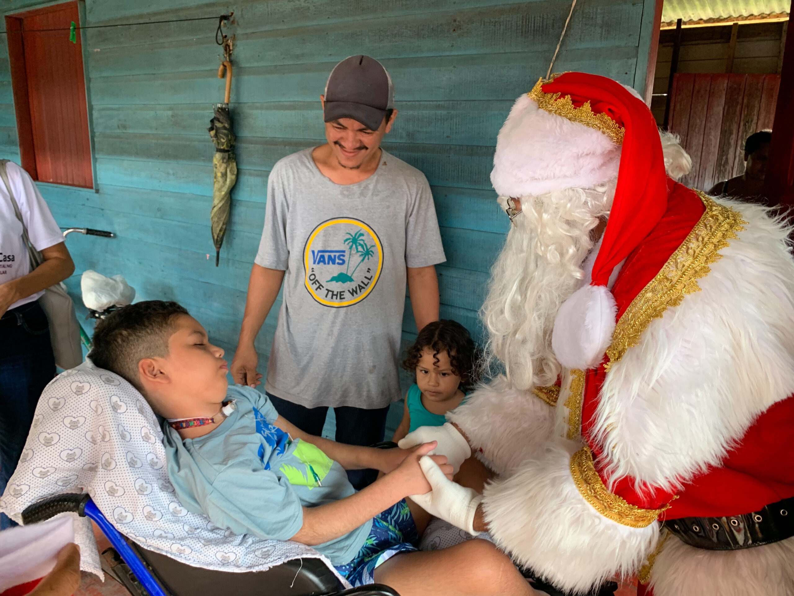 Crianças atendidas pela Equipe Multiprofissional de Atendimento Domiciliar recebem visita do Papai Noel e presente de natal