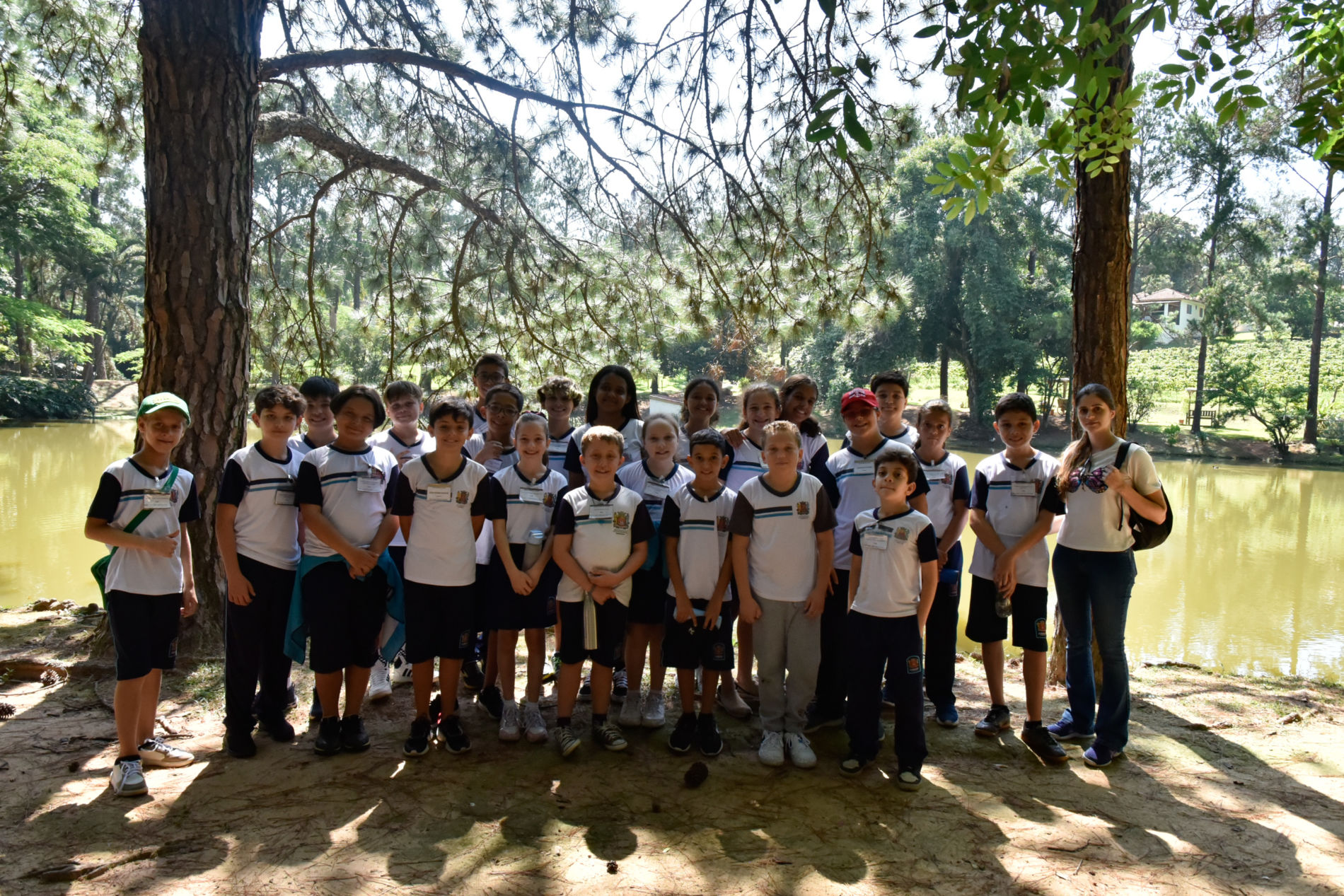 Crianças compartilham vivência em sítio de uva em projeto de intercâmbio cultural