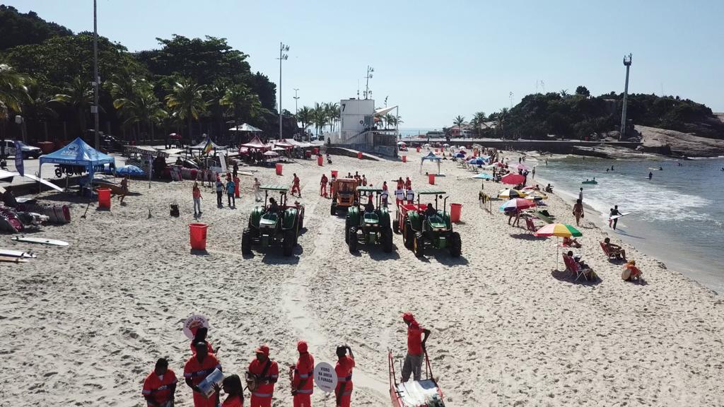 Em dia de sol, Comlurb dá início, no Arpoador, à Operação Praia Limpa - Prefeitura da Cidade do Rio de Janeiro