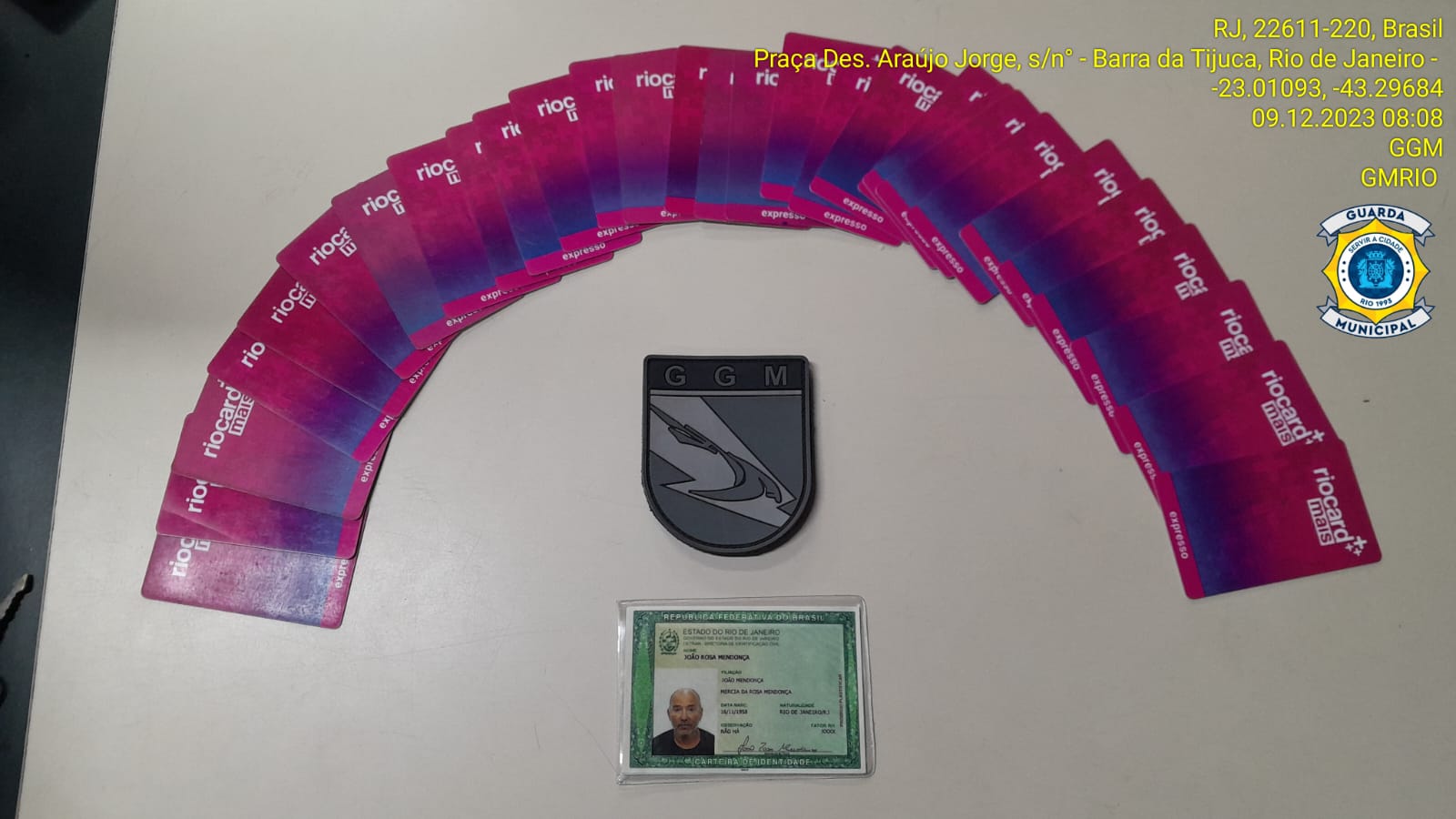 Guardas motociclistas prendem idoso que vendia bilhetes RioCard irregularmente na Alvorada - Prefeitura da Cidade do Rio de Janeiro