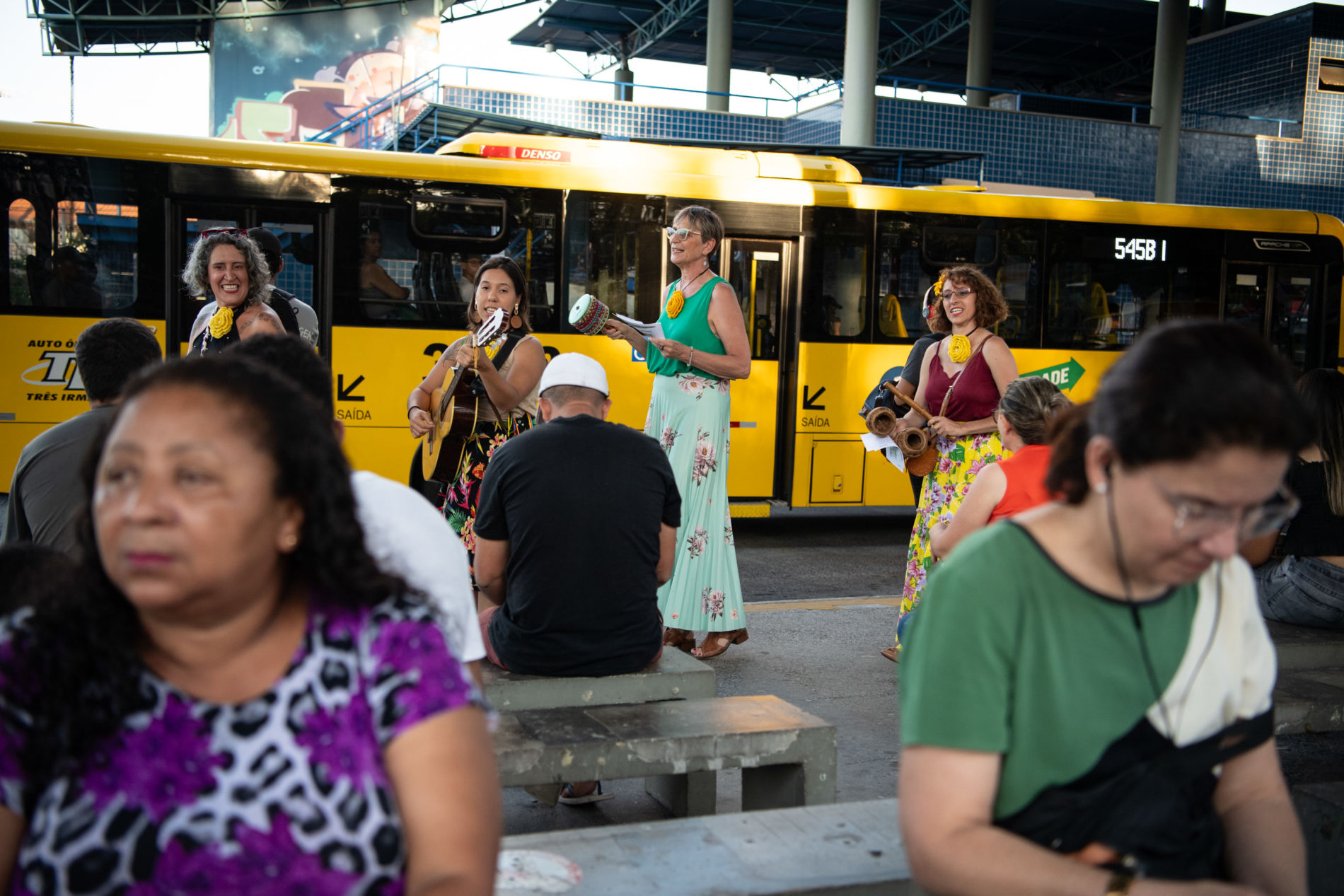 Intervenções artísticas aninam e surpreendem os passageiros dos terminais urbanos