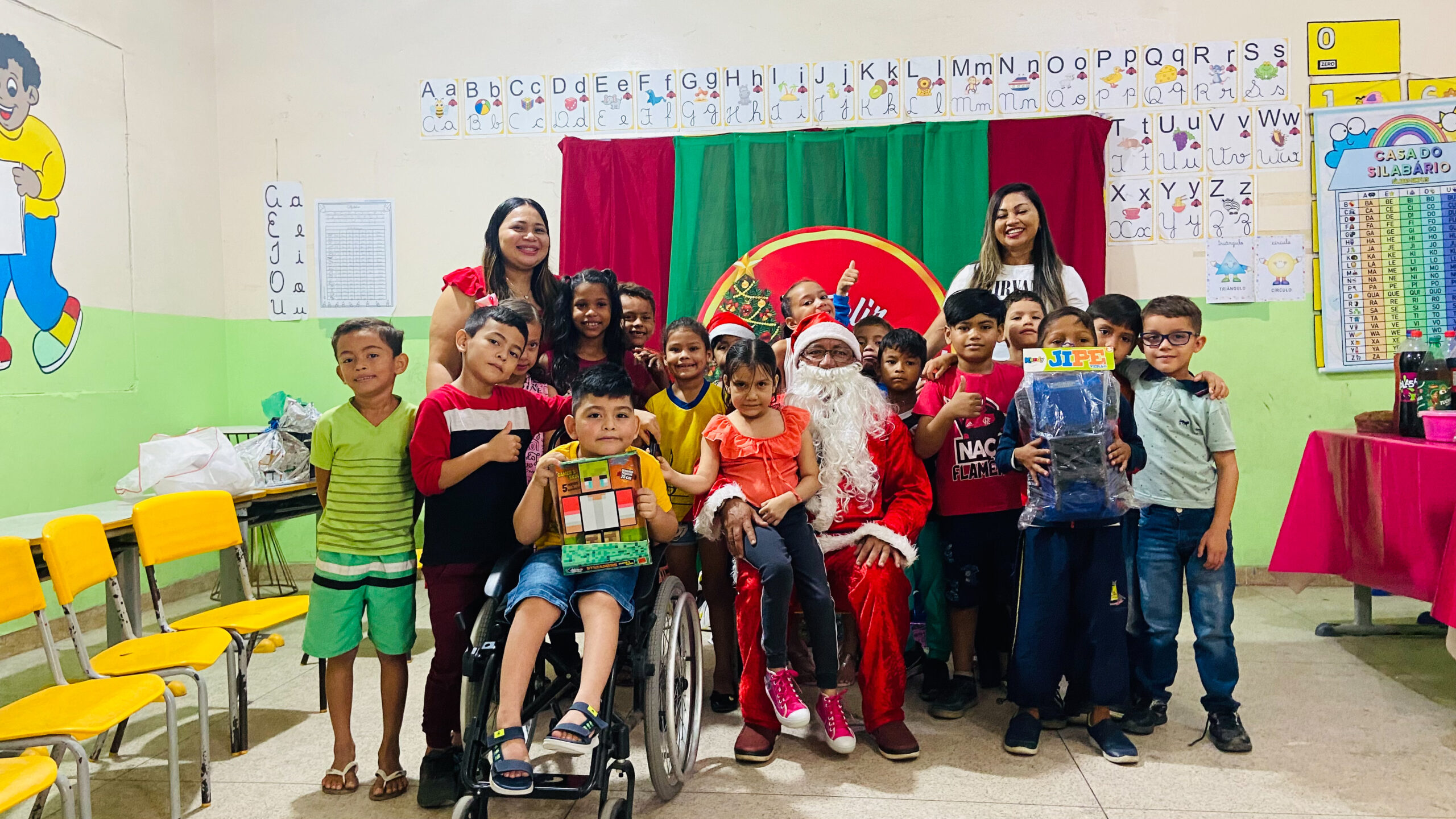 Papai Noel do projeto Natal Solidário presenteia mais de 800 crianças da escola municipal Maestro Miguel – Prefeitura Municipal de Macapá