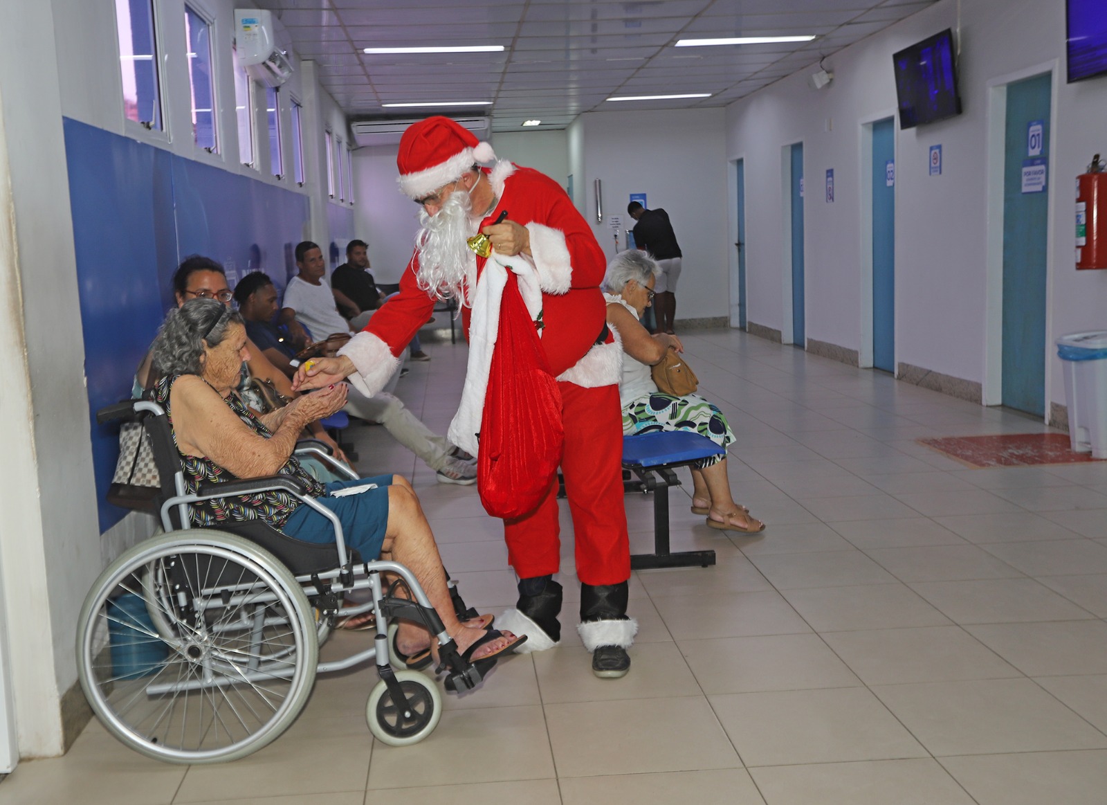 Papai Noel e músicos levam alegria ao Hospital Municipal Rodolpho Perissé