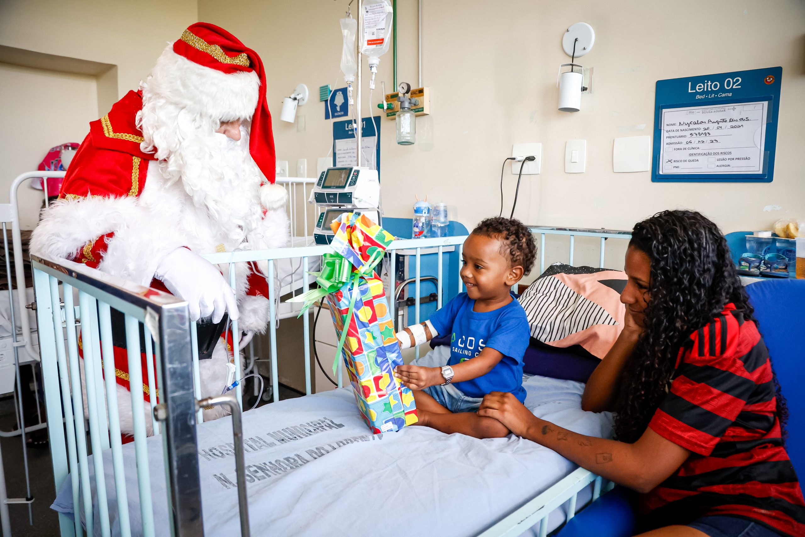 Papai Noel visita enfermarias pediátricas do Hospital Municipal Souza Aguiar - Prefeitura da Cidade do Rio de Janeiro