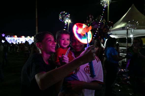 Prefeitura de Cuiab | Mes vivem dia de encantamento com diverso dos filhos no Natal da Gente 2023 no Parque Cuiab