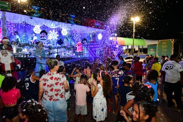 Prefeitura de Cuiab | Natal da Gente 2023 leva espetculo de neve, mgica e show de lambado para o bairro Pedra 90