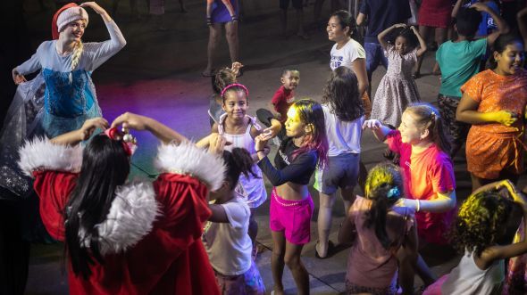 Prefeitura de Cuiab | Papai Noel volta ao Pedra 90 durante Natal da Gente 2023 trazendo gincanas e animao infantil