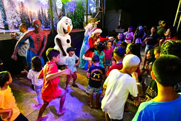 Prefeitura de Cuiab | Todo mundo est sorrindo. Todo mundo est feliz, diz morador do Jardim Colorado ao participar do Natal da Gente 2023
