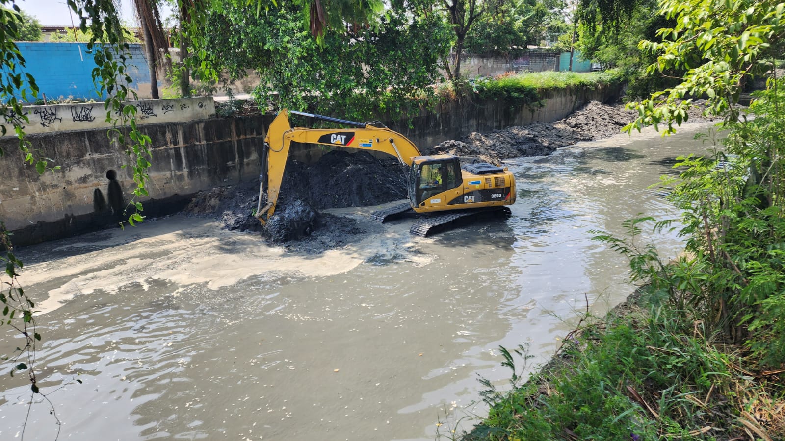 Prefeitura trabalha na limpeza e no desassoreamento dos rios Grande e Anil, na região de Jacarepaguá - Prefeitura da Cidade do Rio de Janeiro