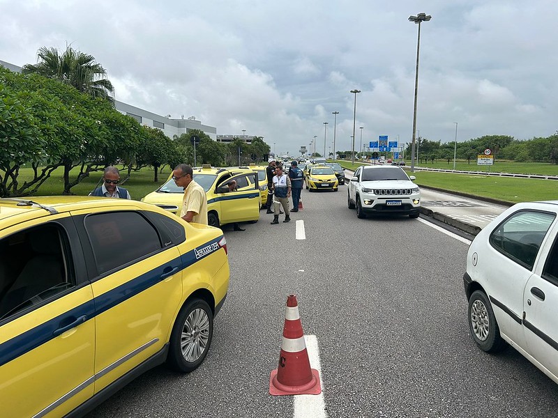 Agentes da Seop flagram dois taxistas por cobrança no tiro no entorno do Aeroporto Tom Jobim, na Ilha do Governador - Prefeitura da Cidade do Rio de Janeiro