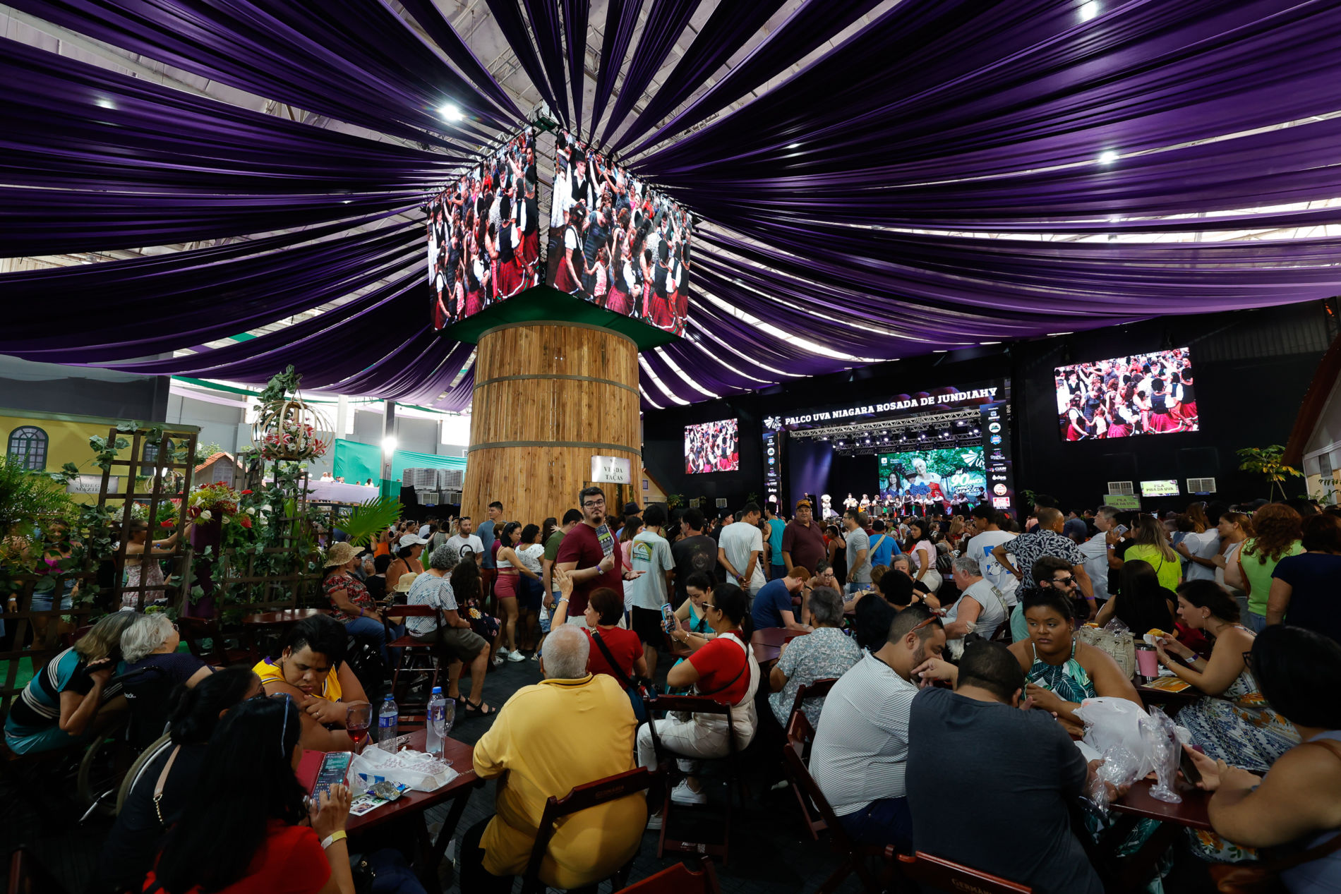 Com aumento de público, quase 54 mil pessoas prestigiam o primeiro final de semana da Festa da Uva