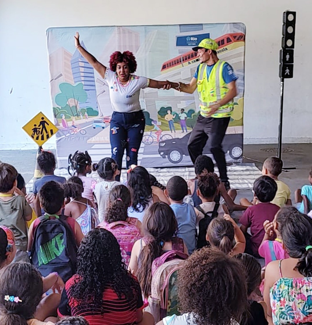 Peça teatral sobre trânsito ensina e diverte estudantes que participam do projeto Escola de Férias - Prefeitura da Cidade do Rio de Janeiro