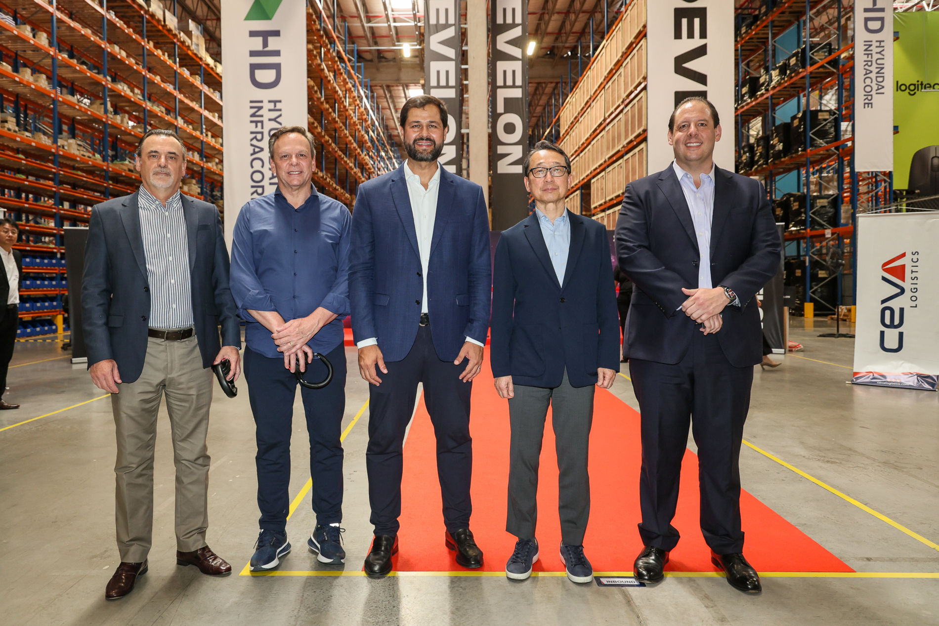 Prefeito e gestores acompanham início das operações da Develon na sede da CEVA Logistics