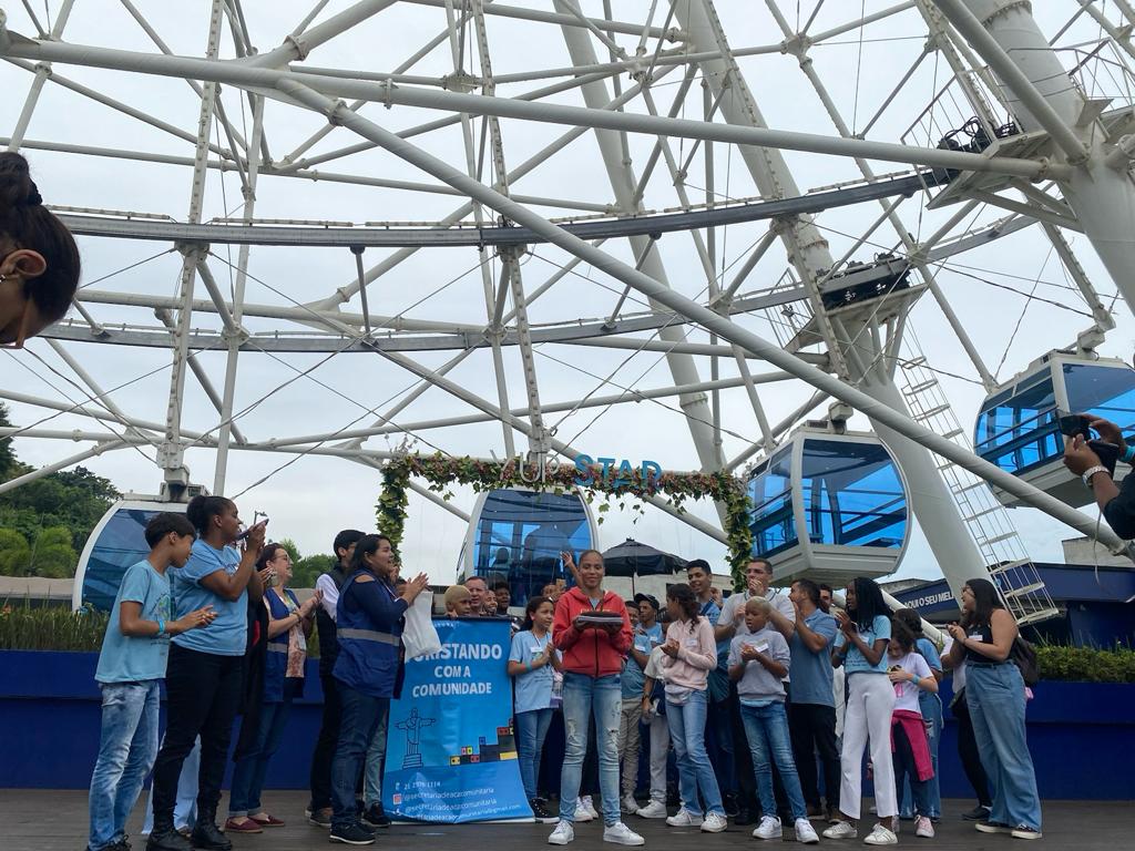 Prefeitura celebra dois anos do projeto Turistando com a Comunidade levando grupo de moradores do Engenho Novo para passeio na roda-gigante - Prefeitura da Cidade do Rio de Janeiro