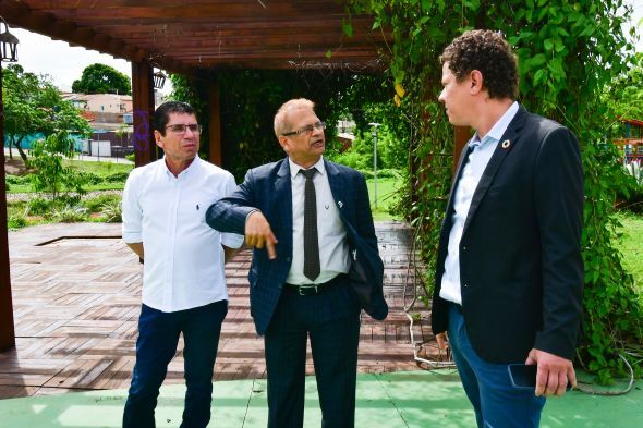 Prefeitura de Cuiab | Ministro conselheiro da Embaixada da ndia visita Cuiab e avalia um local para a instalao da esttua de Mahatma Gandhi